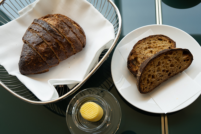 左が「ヴァーネルのパンとバター」1,265円。右はホテルの自家製サワードウブレッド。