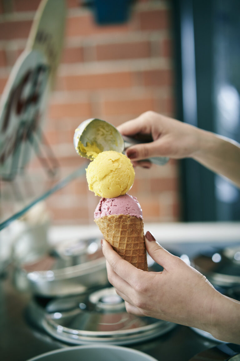 看板商品の、食材ロスを活かして作った自家製アイスクリーム。素材本来の色と個性的な味に子どもだけでなく大人も夢中に。
