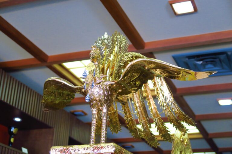 元々、鳳凰のお神輿は「鳳輦（ほうれん）」という天皇のための乗り物でもあったのだとか。