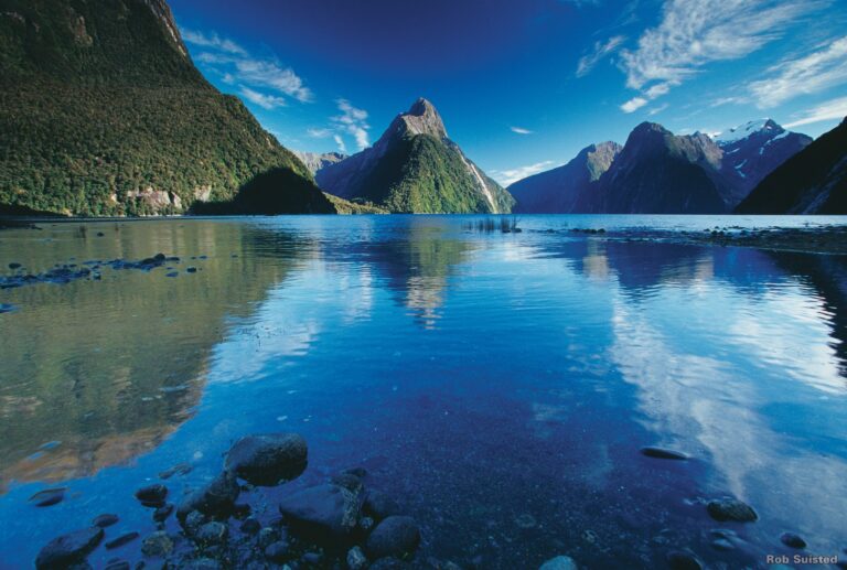 美しい自然に恵まれたニュージーランド。写真はミルフォード・サウンド（南島）。©Rob Suisted