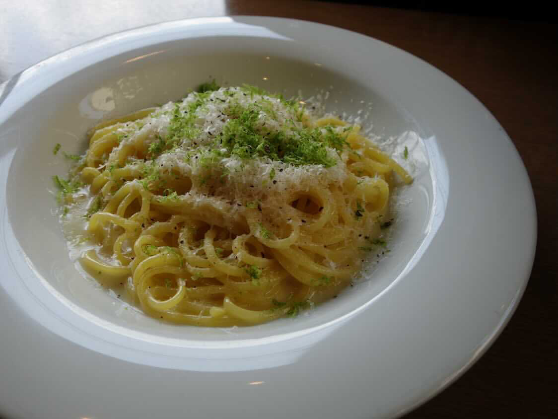 横浜にあるイタリアン〈ビオステリア コマキネ〉で食べた「香川県産極上レモン（無農薬・有機栽培）とパルミジャーノ・レッジャーノのスパゲッティ」。