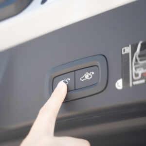 トランクの開け閉めもボタンひとつでスマートに。右の鍵付きのボタンを押すと、トランクが閉まると同時に車にロックがかかる仕組み。