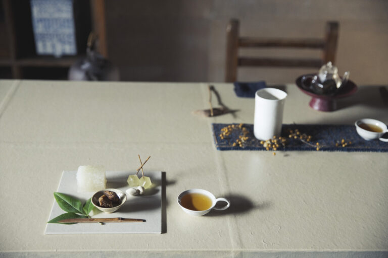 3種の茶と2種の菓子の「茶席のコース」4,400円。茶葉は10種ほどの日本茶や台湾茶から好きなものを選ぶ。2種は1階で、最後の1種は鴨川を眺める2階で。写真は、かなやみどり熟紅茶。