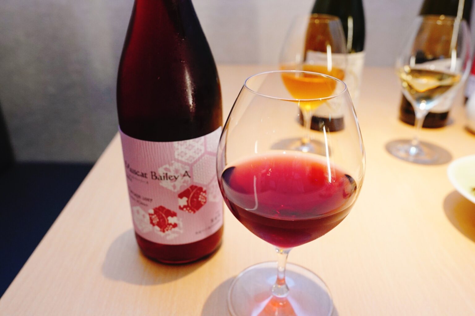 「丹波ワイン 樽熟成（京都）」グラス1杯799円と一緒に楽しみました。