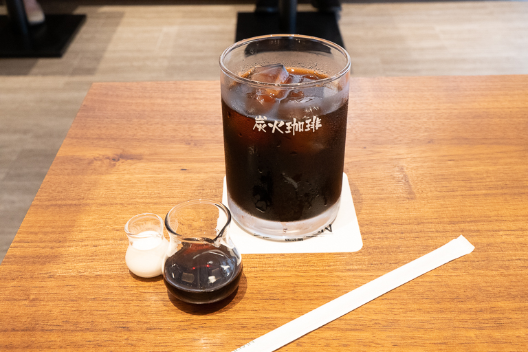 苦味しっかりが嬉しい「炭火アイスコーヒー」530円。液体のブランシュガーが添えられています。
