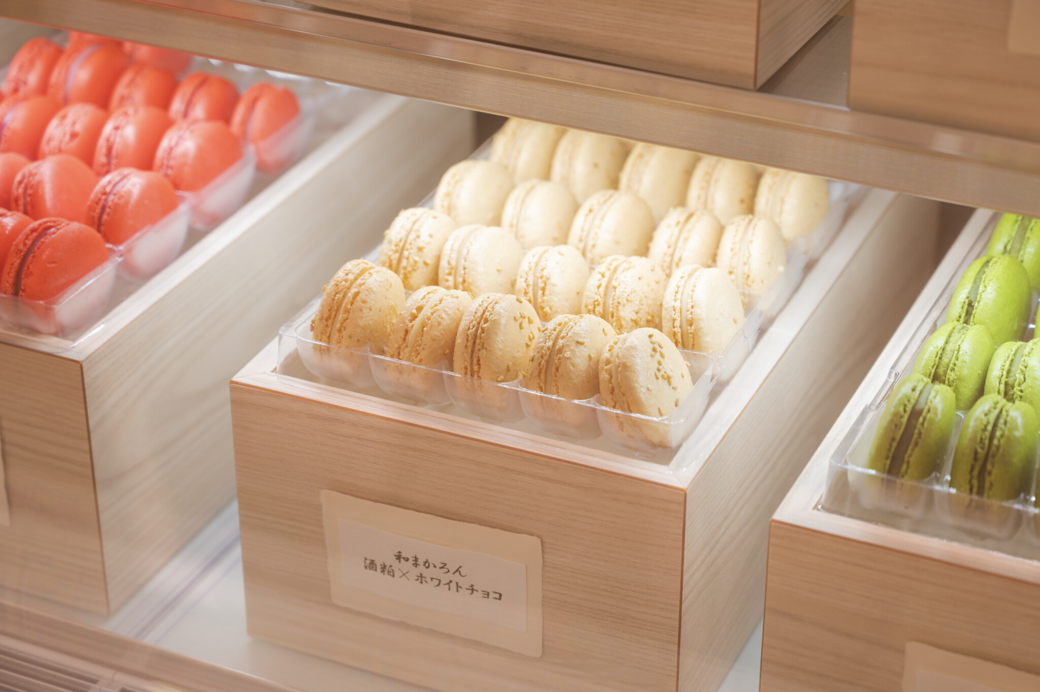 〈ハイアットリージェンシー東京〉とのコラボ商品「和まかろん」は、よもぎ×抹茶、胡桃×味噌、黒ごま×ココナッツシュガーの3種がフードショー限定で登場。各341円。