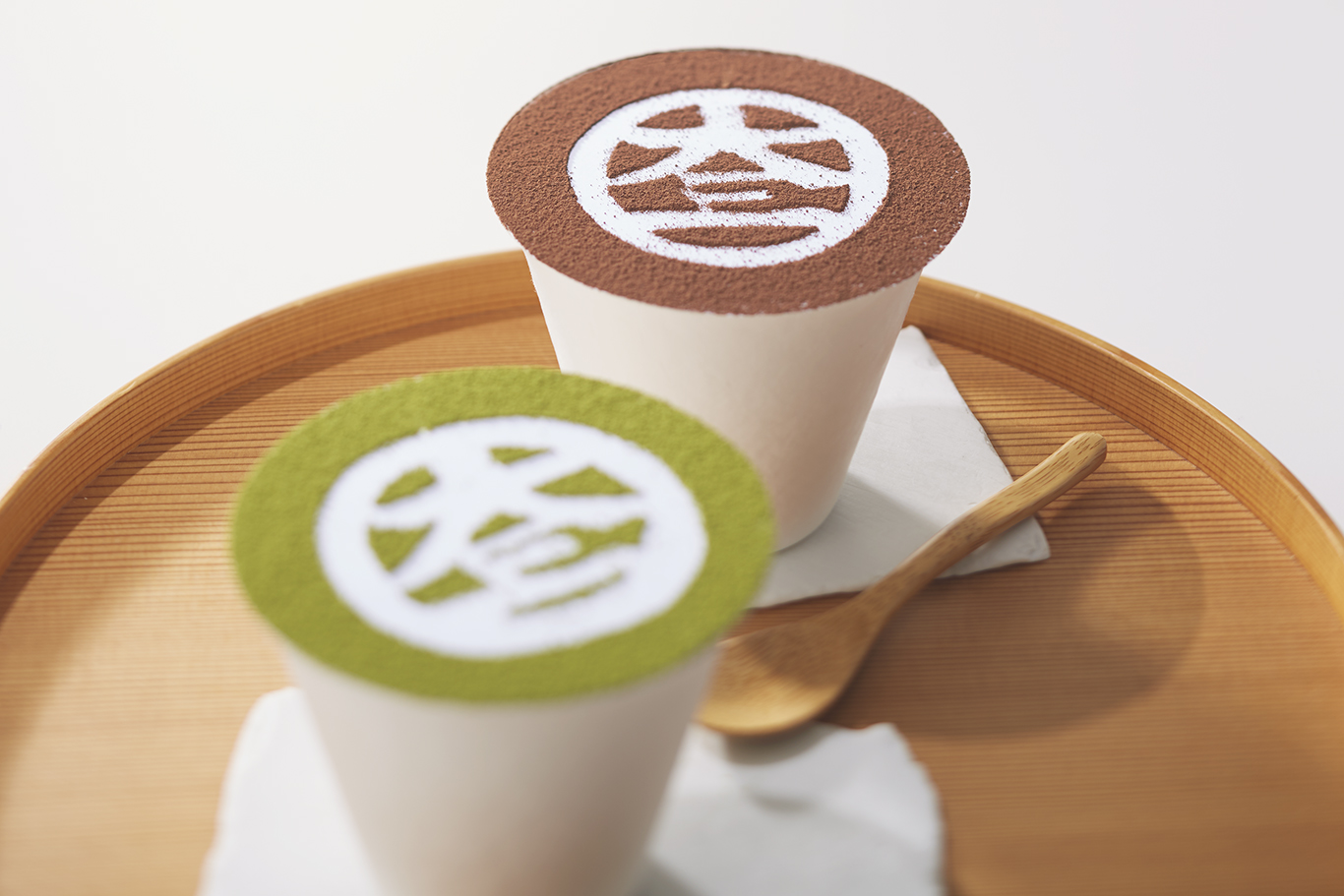 「大三ぱふぇ」は、地球に優しい紙カップでテイクアウトが可能に。抹茶810円、あんこちょこ864円。