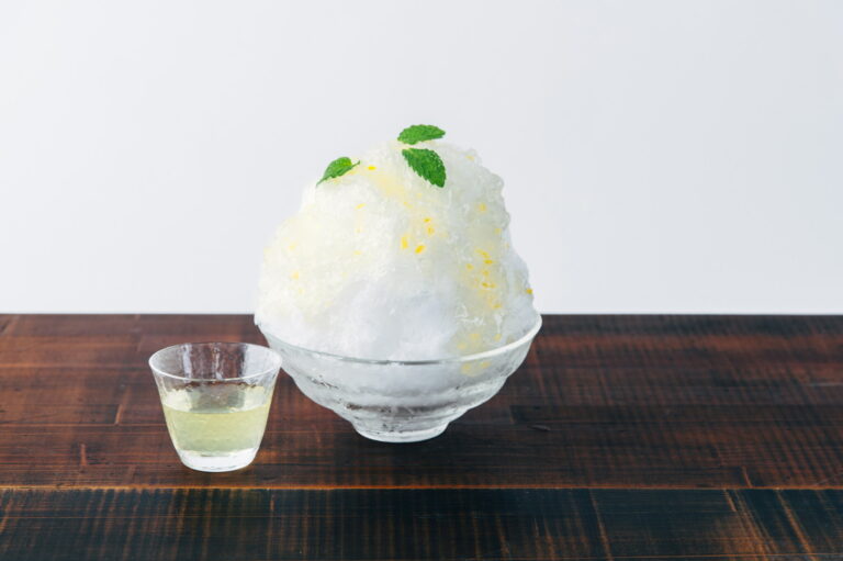 「かき氷　檸檬ジュレ」1,400円。
ミントの葉とレモンジュレで、夏らしい清涼感を味わって。おすすめリキュールは、お米から生まれたライスウォッカをベースにして作られた、自家製「レモンチェッロ」。