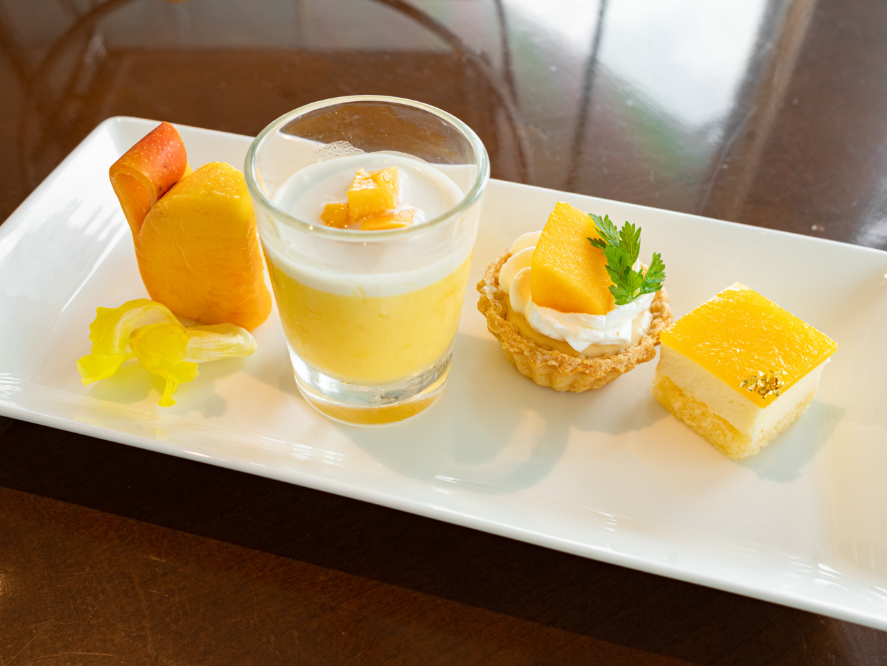 左から「フレッシュマンゴー」「マンゴープリン」「レモンとマンゴーのタルト」「マンゴーのレアチーズケーキ」。