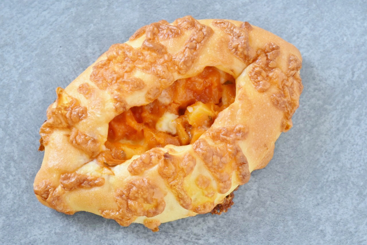 フランス南東部、プロヴァンス地方の郷土料理「ラタトゥイユ」をアレンジ。トマトやズッキーニなどの野菜の旨みと歯ごたえが感じられる、夏にぴったりのパンです。