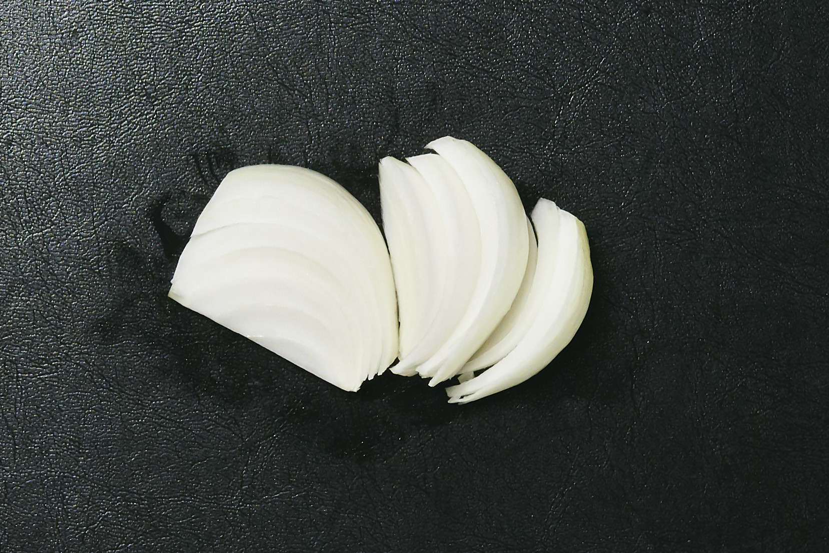 【保存版】味が変わる!料理に合わせた野菜の切り方〜玉ねぎ&人参編〜 | Hanako Web