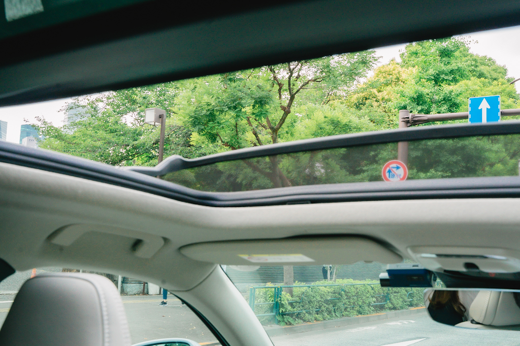 指先一つでサンルーフが開いて新鮮な空気と景色を楽しめる・・・！箱根の風を感じながらの運転は気持ちいい〜。