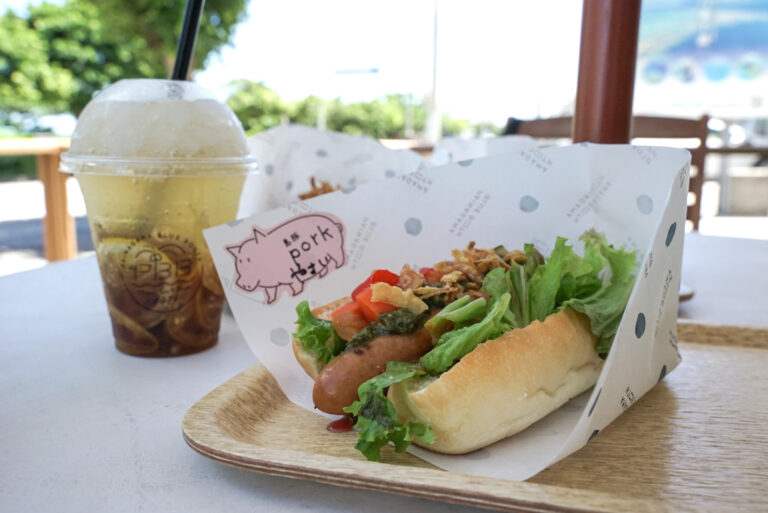 「島豚ソーセージの島野菜ドッグ」1,020円、「自家製黒糖レモンジンジャーエール」680円。