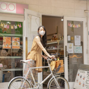 自転車のカゴにワインを入れて、いざ〈TOLO PAN TOKYO〉へ。