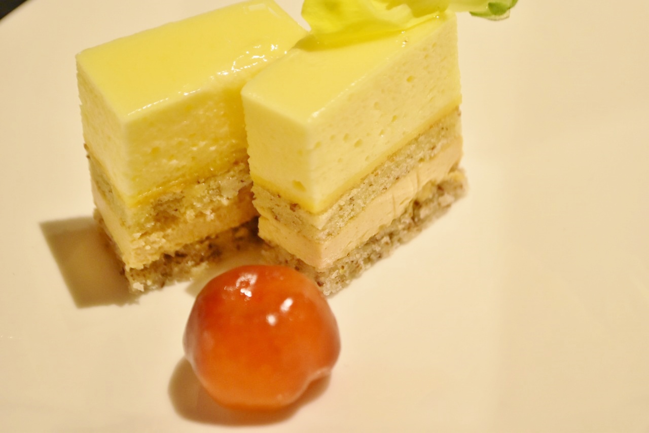 「アセロラとレモンのムース」は、よく見るとムースやクリーム、ビスキュイ、ダッグワーズなど何層にもなっている。