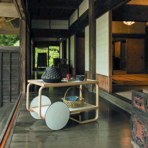 日本の優れた木工技術や建築から着想を得てデザインされた、実物の「901 ティートロリー」。