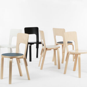 キッチンやカフェで見かける伝統的な木製椅子の原点「66 チェア」の実物。