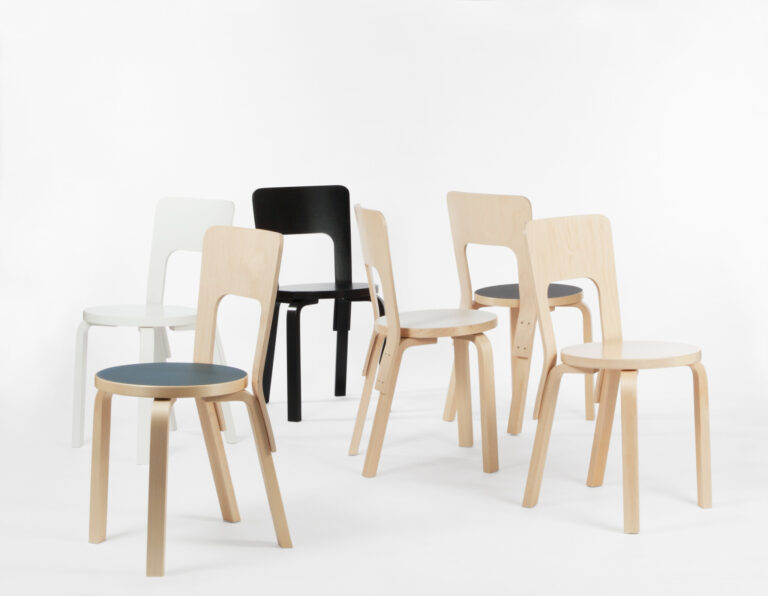 キッチンやカフェで見かける伝統的な木製椅子の原点「66 チェア」の実物。