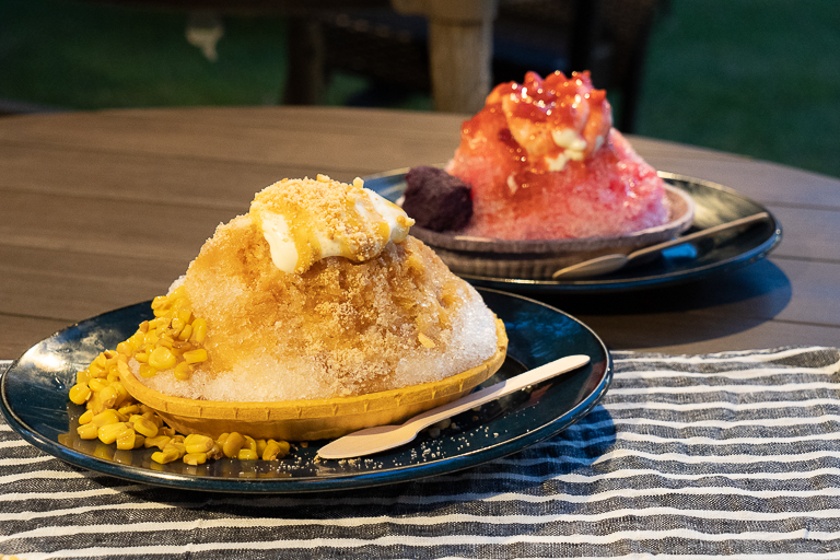 「マスカルポーネクリームのかき氷」（左）ほうじ茶＆焼きとうもろこし、（右）いちご＆紫芋 各1,250円。