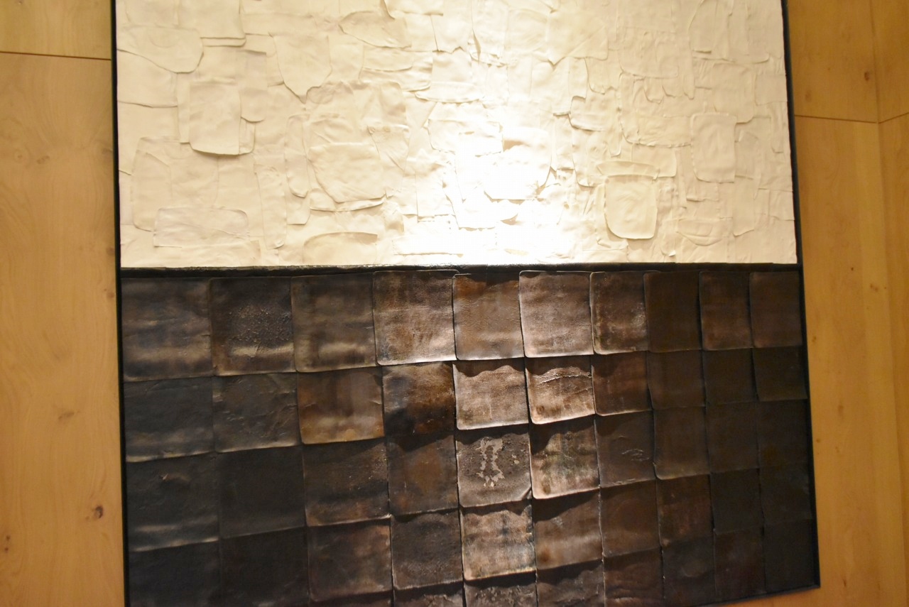 金箔を伸ばす時に使われる皮には、三味線の胴に張る皮が再利用されており、その皮を使用して、雨に濡れる瓦屋根を表現したアート。