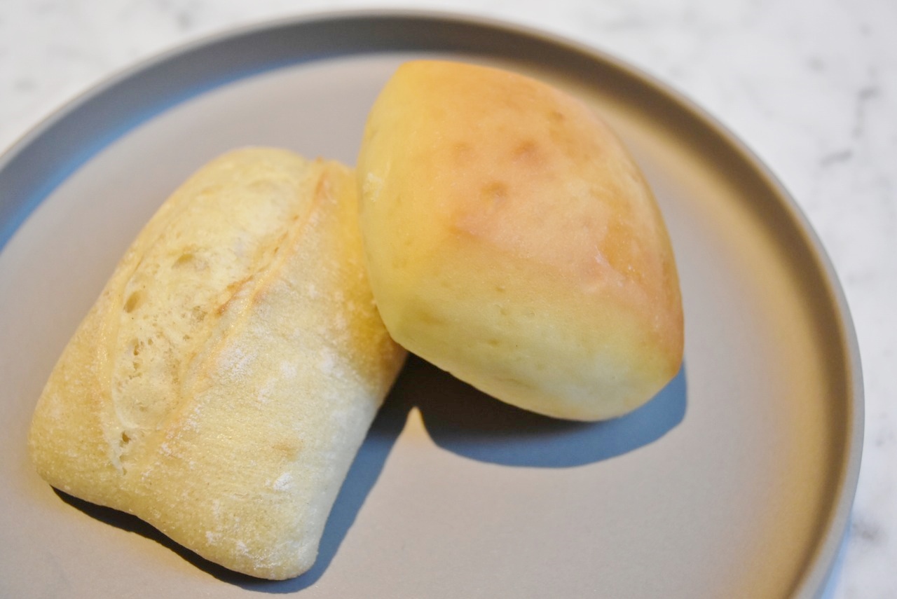 フランス産フォアグラのコンフィ をパンにつけて食べるとまた更に美味。