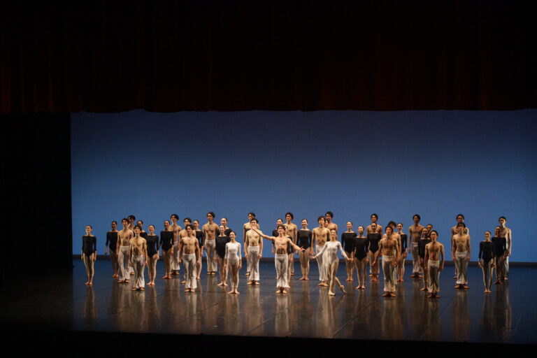 千秋楽のいわき公演（福島）にて、私も出演した『ギリシャの踊り』のカーテンコール。（写真提供：いわき芸術文化交流館アリオス）　©︎鈴木宇宙