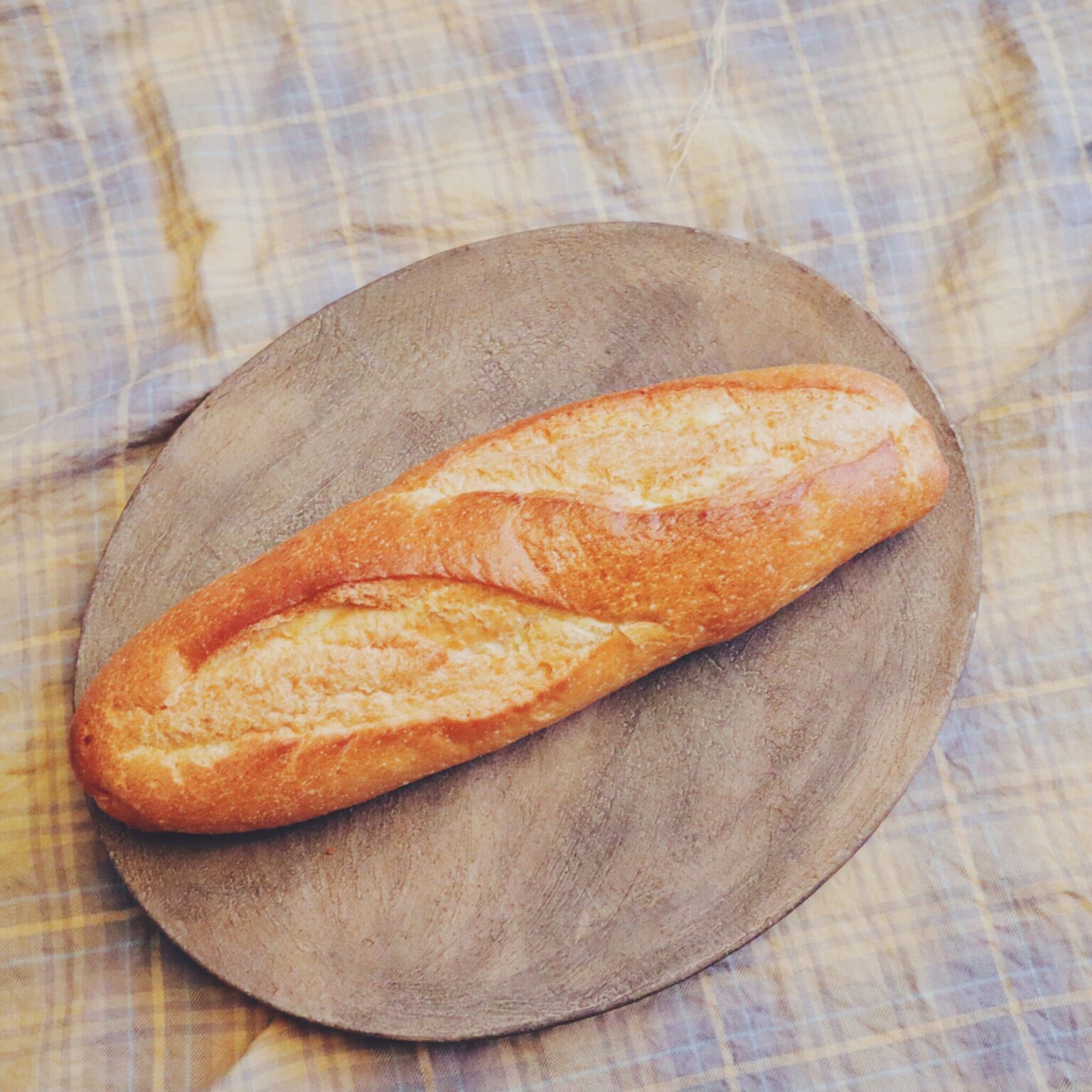 ジョン・レノンも食べた「フランスパン」は、甘さ控えめでキメが細かくドライ。