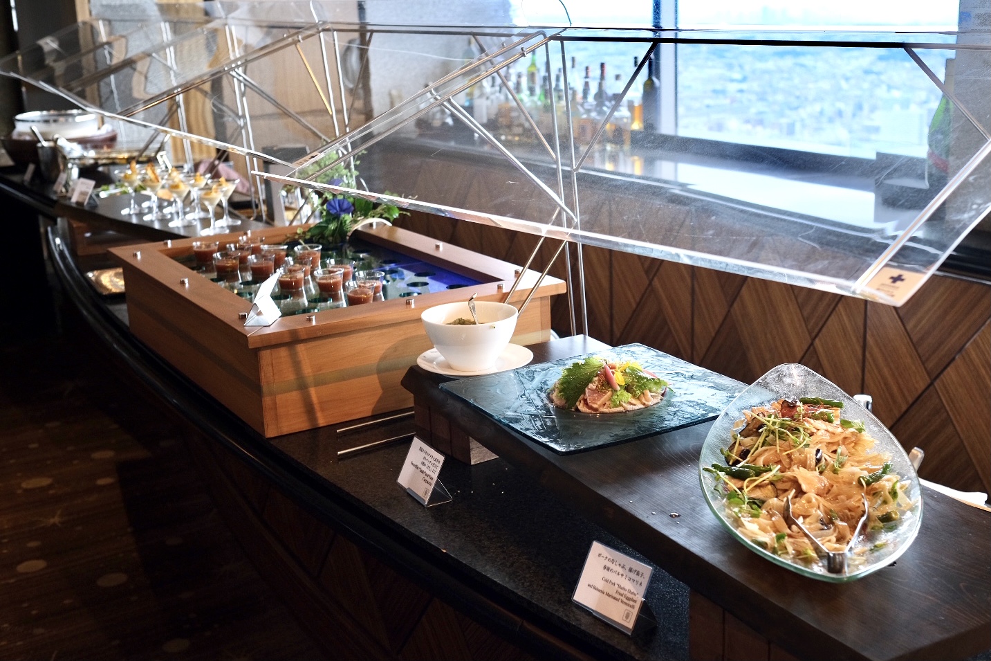 地上70階で食の旅！〈横浜ロイヤルパークホテル〉の〈シリウス〉で贅沢ビュッフェ体験。 | Hanako Web