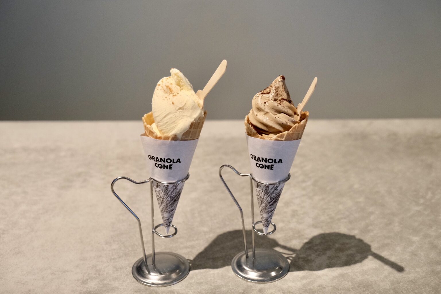 「小川珈琲オリジナル　タヒチ産バニラのジェラート」（左）と「小川珈琲オリジナル　カフェオレソフトクリーム」各500円。
