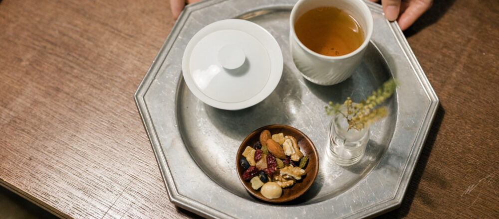 熟香包種は代表的なお茶の一つ。豊かな果実とキャラメルの香りが特徴。お茶請けと合わせ180元。