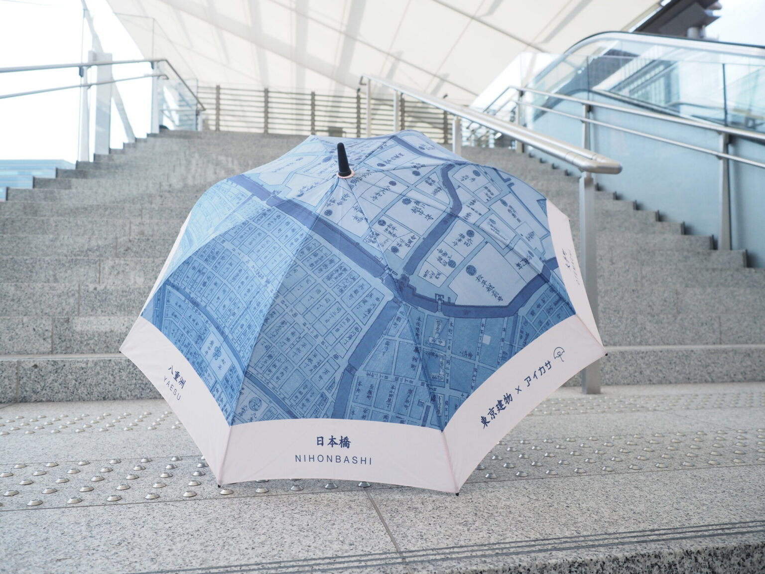 日本橋、八重洲、京橋、大手町、丸の内、有楽町のエリアの実際の古地図をプリントしたオリジナルの傘。