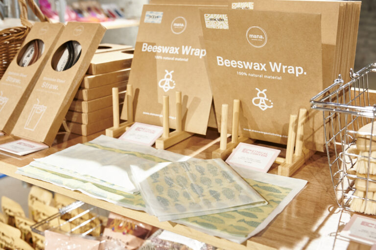 〈mana.ORGANIC LIVING〉の「Beeswax Wrap.」。沖縄のブランドで、プラスチックフリーを目指しています。