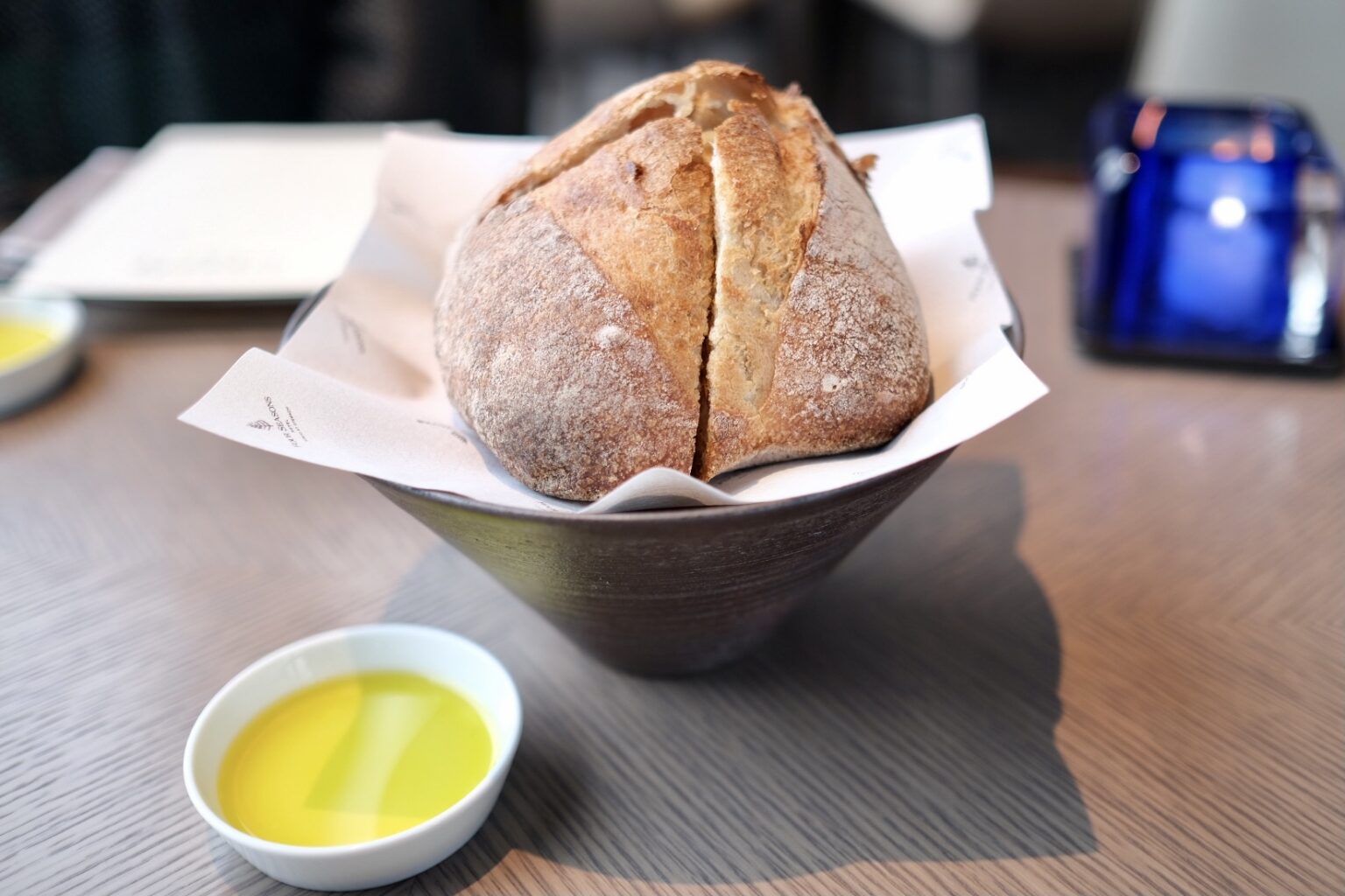 焼きたての自家製パンも、外はカリッと香ばしく中はしっとりモチっと食感で、噛むほどに小麦のうま味を感じます。