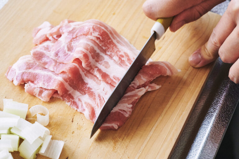 【POINT】豚バラ肉も同じくらいの大きさに切る。