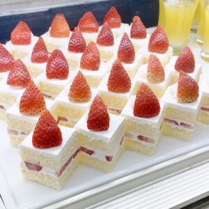 〈京王プラザホテル〉伝統のショートケーキも好きなだけ。