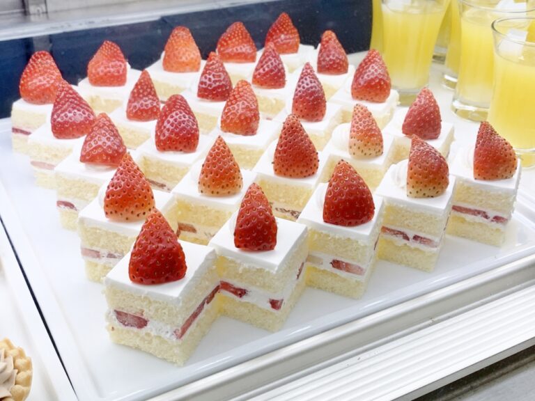 〈京王プラザホテル〉伝統のショートケーキも好きなだけ。