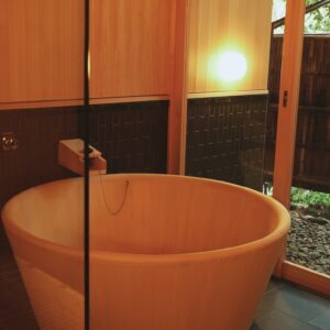 各客室では敷地内で湧出した天然温泉を堪能できます。