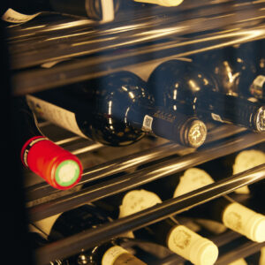 ソムリエが選ぶワインは樽感のある重厚なものも。グラス1,000円、ボトル4,000円～。