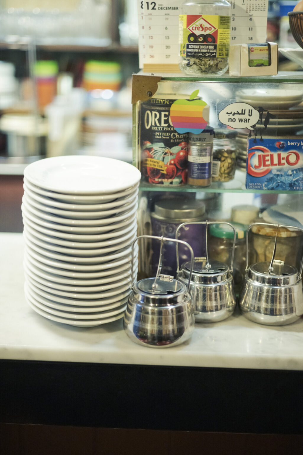 シュガーポットやミルクピッチャー、トレーなど、ステンレス製品の多くは廃業した純喫茶のお下がり。2006年閉店の名曲喫茶〈みゅーず〉から譲り受けたカトラリーやグラス、〈セブン〉の什器も現役だ。