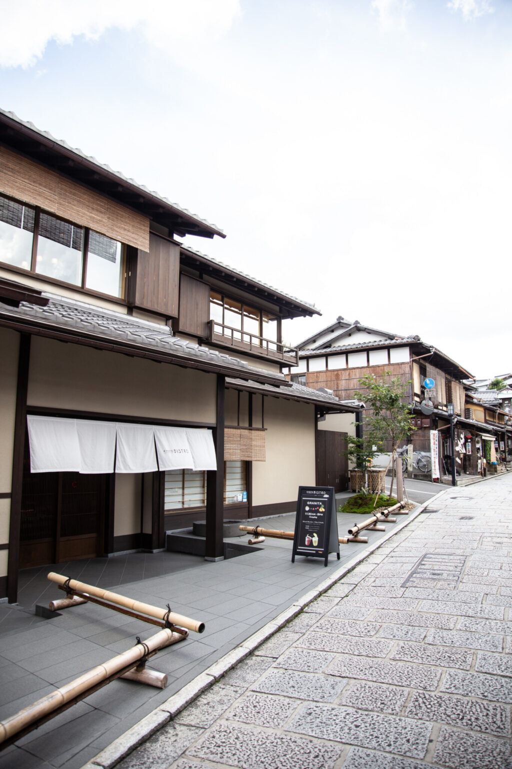 趣ある石畳が連なる二寧坂に面し、京都観光の合間のひと休みにちょうどいいロケーション。