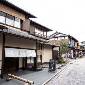 趣ある石畳が連なる二寧坂に面し、京都観光の合間のひと休みにちょうどいいロケーション。