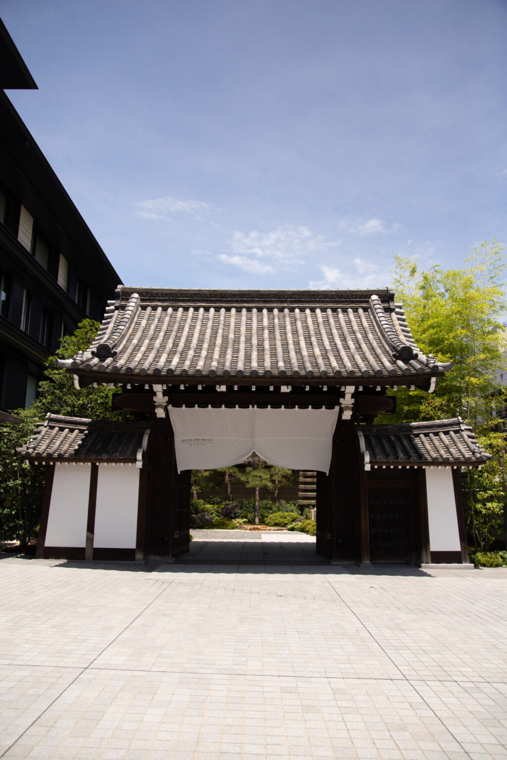 ホテルの表玄関「梶井宮門」は登録有形文化財に登録されている。