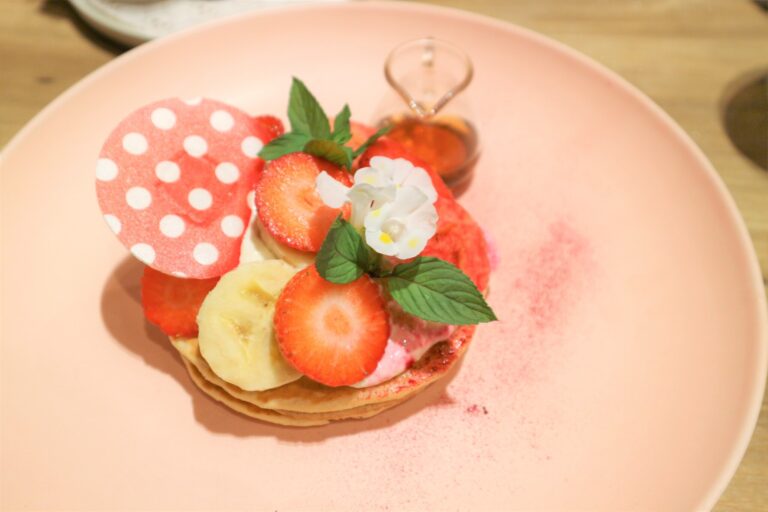 「キュートな料理研究家のピンクベリーパンケーキ～Minnie Style～」2,200円。
