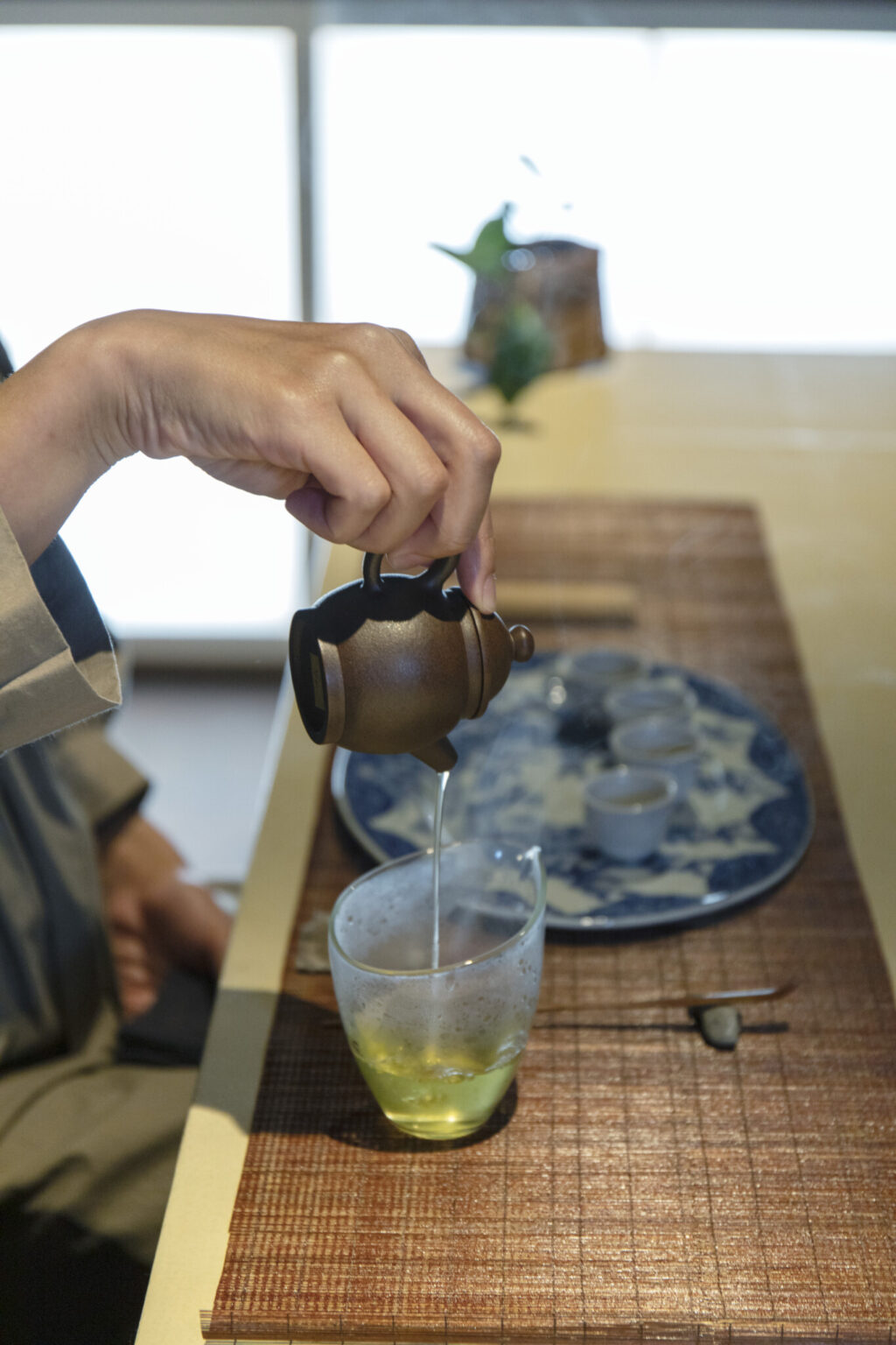 「まずは好きな道具がひとつあれば、お茶は楽しめます」と店主の小嶋万太郎さん。妻の石橋慧（けい）さんと共に店を切り盛りする。