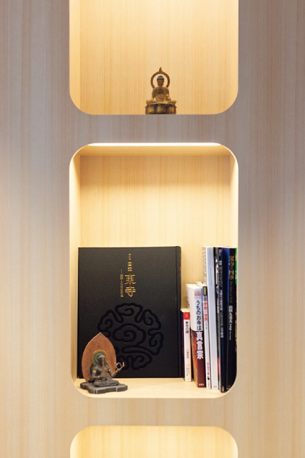 東寺や弘法大師に関連した書籍がそろう本棚は、五重塔の中心で塔を支える心柱がテーマ。