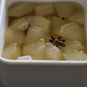 八角、黒コショウ、クローブ、シナモンの入ったシロップに梨を漬けて冷蔵庫で冷やす。