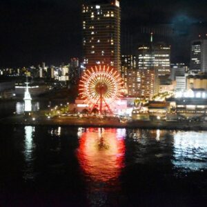 神戸ハーバーランドの「モザイク大観覧車」がカラフルに光る。