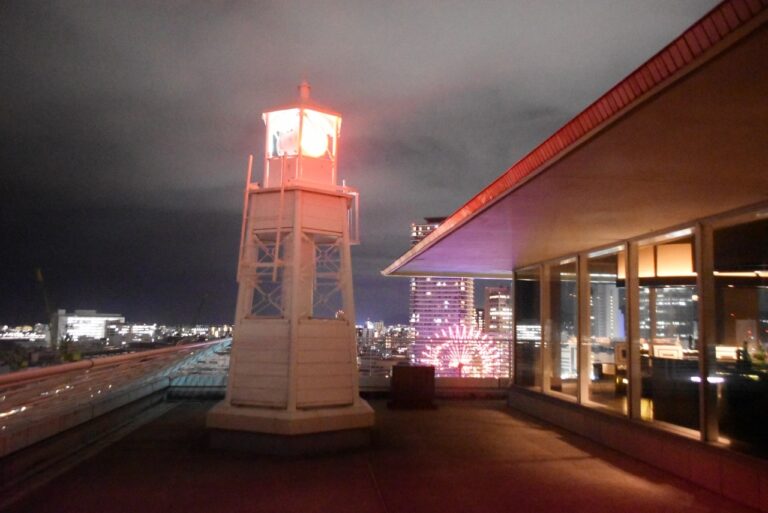 外観照明はホテル全体が神戸の街の灯台となるようにと願いが込められており、神戸ポートタワーの「赤」、神戸海洋博物館の「白」の照明と同ホテルの「エメラルドブルー」と合わせて、トリコロールカラーになっています。