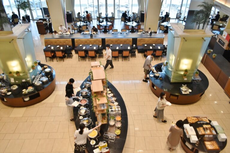 館内には神戸の食文化を感じられるビュッフェレストラン「テラスレストラン サンタモニカの風」も。