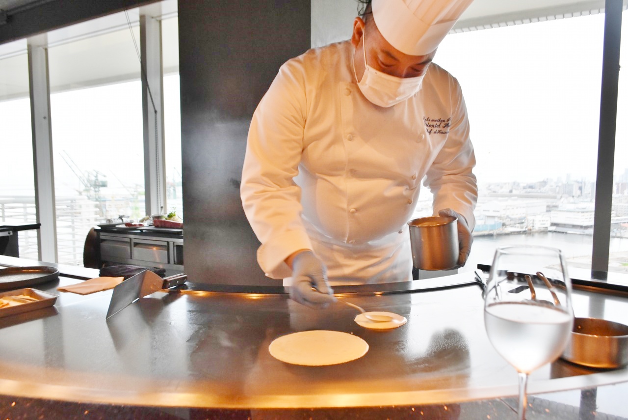 神戸は「粉物文化」。料理を通して神戸の食文化を楽しんでほしいと話すシェフ。